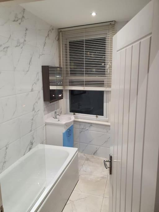 Beautiful Room In Lovely Flat London Exterior photo